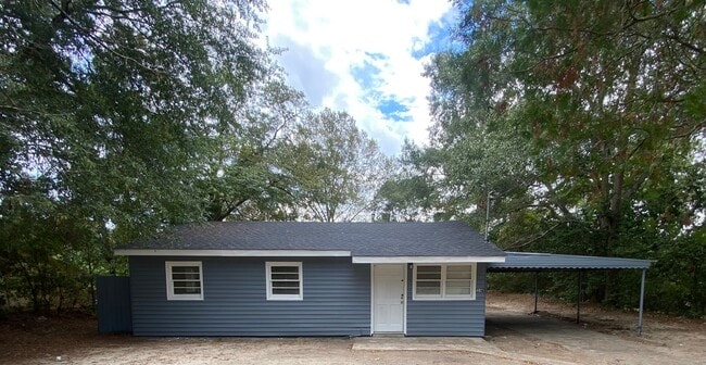 Building Photo - **AVAILABLE NOW**3 Bedroom / 1 Bathroom Ho...