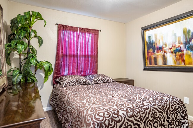 3BR, 1BA - 786SF