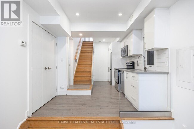 Photo - 160 Lansdowne Ave