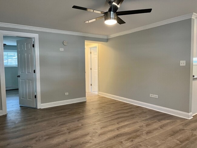 Building Photo - Rehabbed 2 Bedroom In Prime Lake Bluff Location - Pet Friendly - Free Parking! Unit A