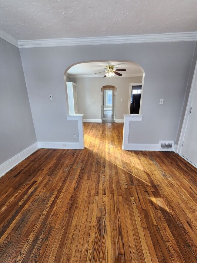 Photo - Top Floor 1 Bedroom Apartment with Private Balcony! Unidad 3
