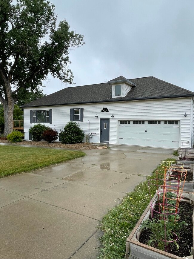 Photo - 831 Saint James St