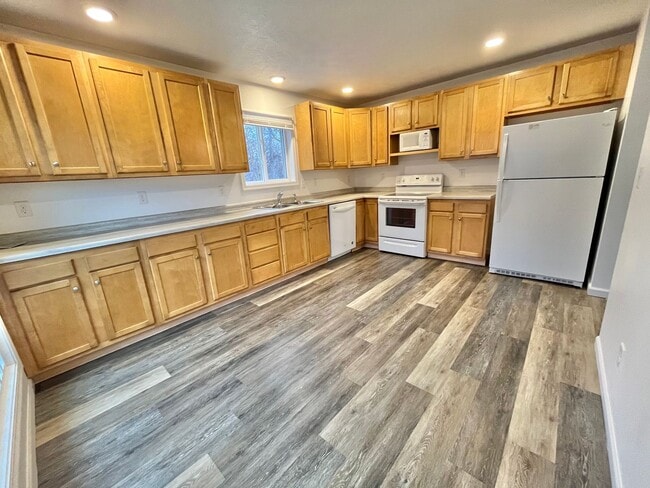 Photo - 815 W 11th St Unit B