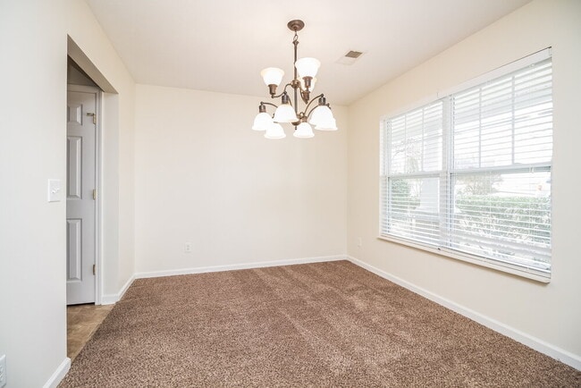 Photo - 4565 Hawthorn Dr
