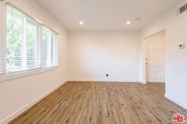 1812 W Glenoaks Blvd
