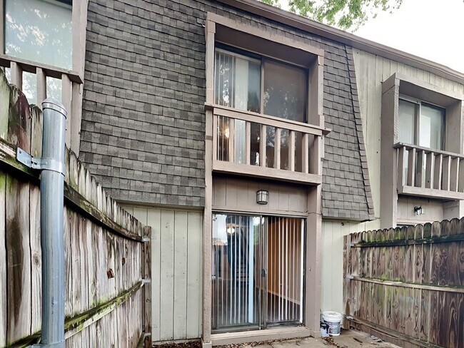 Building Photo - Adorable 2 story Apartment TOTALLY updated! Unit 4