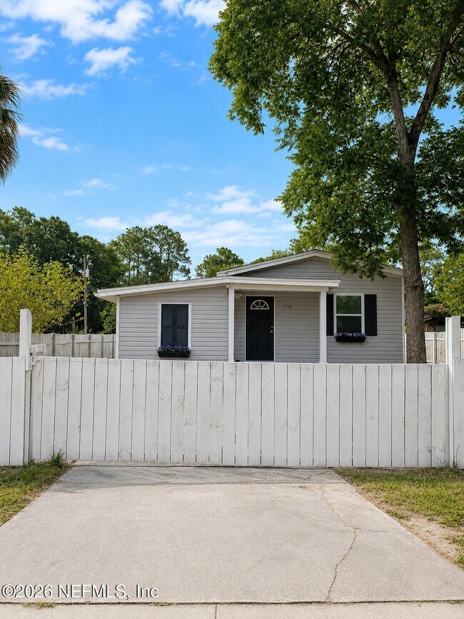 Photo - 1710 Rowe Ave