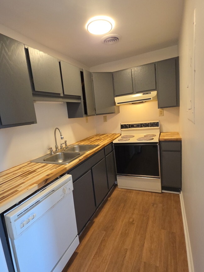 Photo - 411 W Cheves St