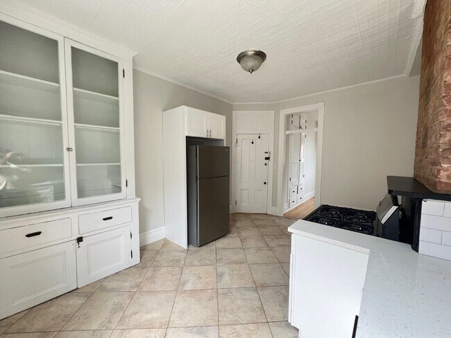 Photo - 492 Monmouth St