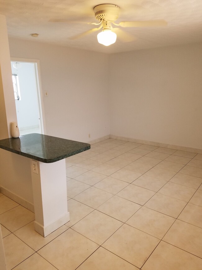 Photo - 1408 NE 6th St Unidad 2