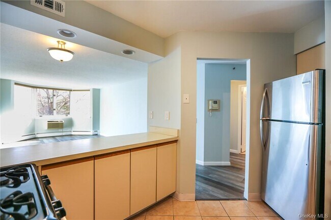 Photo - 14 Nosband Ave Unit 2E