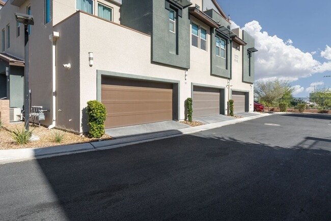 Photo - Luxury Summerlin townhome in resort style gated community