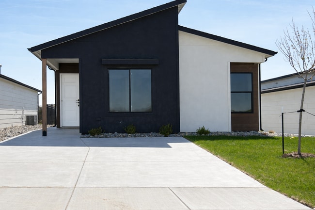 Building Photo - Beautiful Three Bedroom, Two Bathroom - Falcon Falls