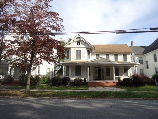 Building Photo - 702 W Main St Unit 2