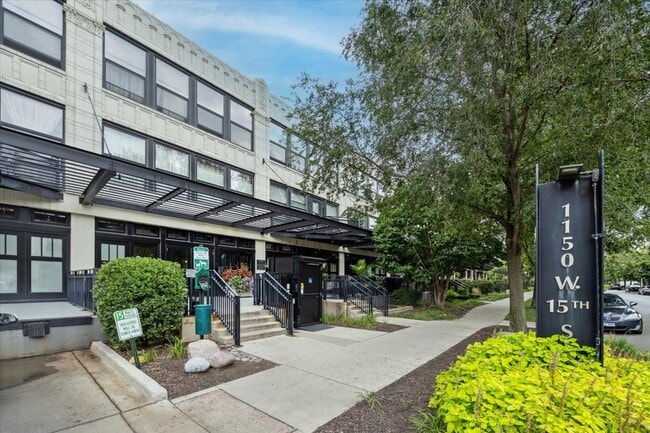 Building Photo - 1150 W 15th St Rental
