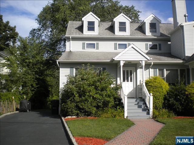 Building Photo - 652 Elm St Rental