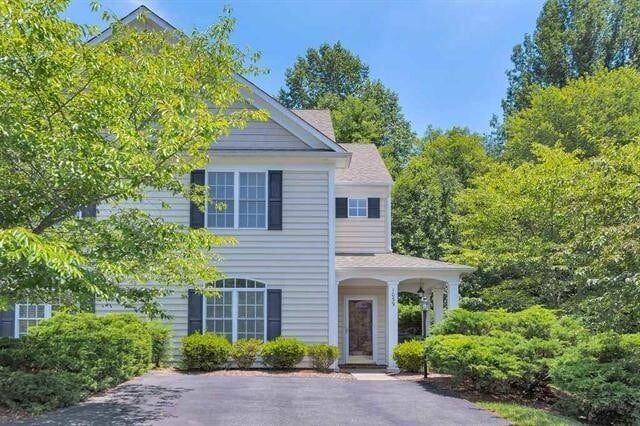 Building Photo - Bright Townhouse Available in Forest Lakes