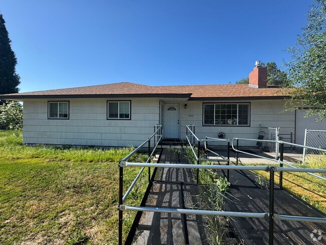 Building Photo - 3 bed 1 bath with large back yard - sewer ... Rental