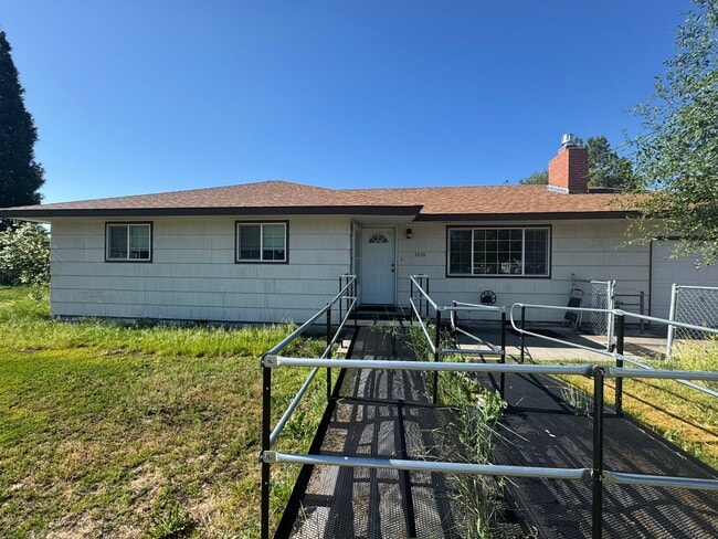 3 bed 1 bath with large back yard - sewer ... - 3 bed 1 bath with large back yard - sewer ... House