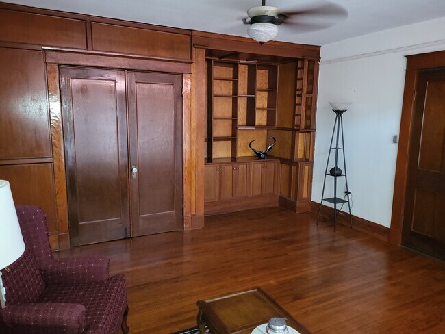 Built in Shelves/ Walk in Closet - 2231 Marengo St Apartamentos Unidad C