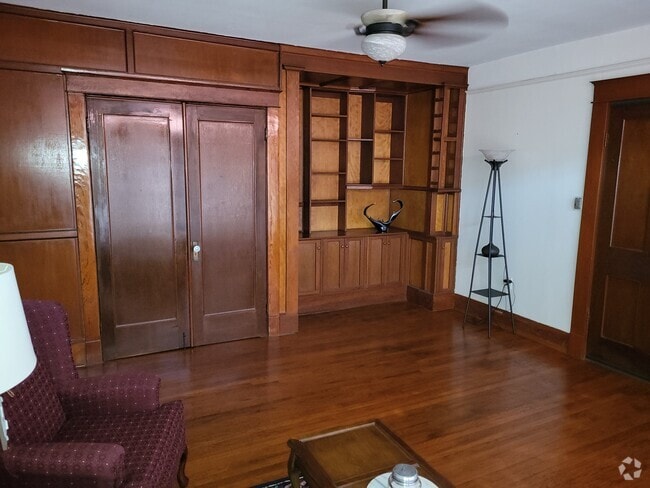 Building Photo - 2231 Marengo St Unit C Rental