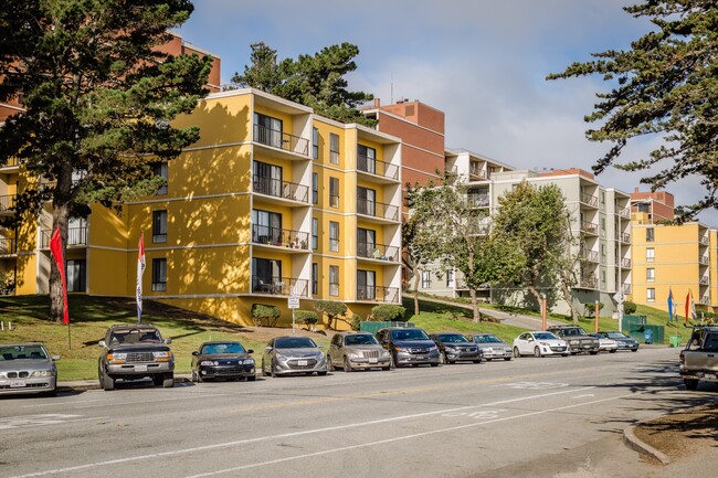 Photo - Lakewood Apartments At Lake Merced