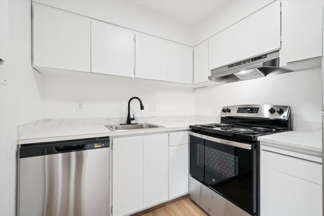 Building Photo - 5143-5145 SE Knight Unit 5145