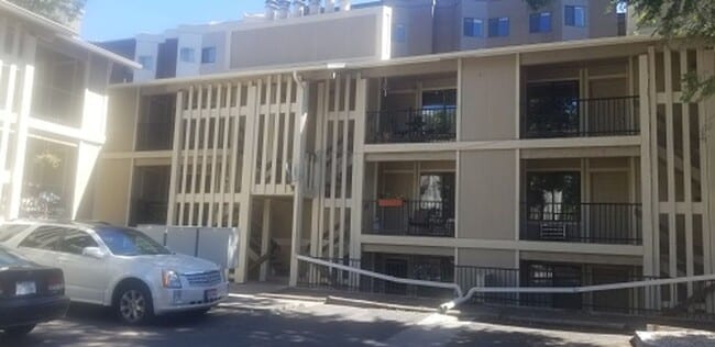 Building Photo - 1209 W Plum St