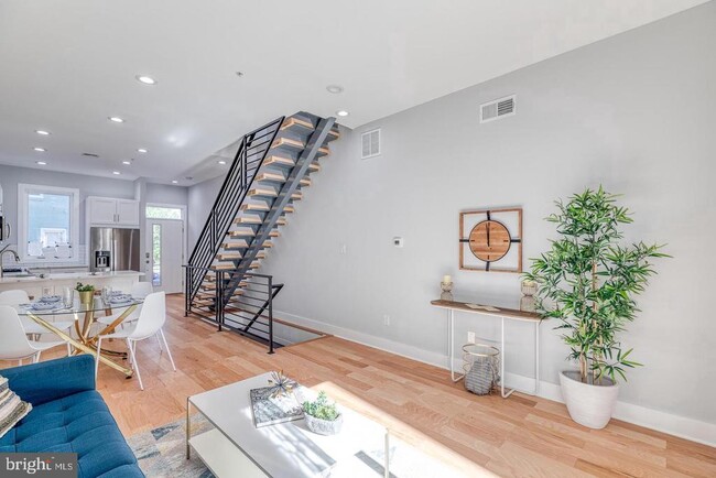 Building Photo - 2636 Latona St