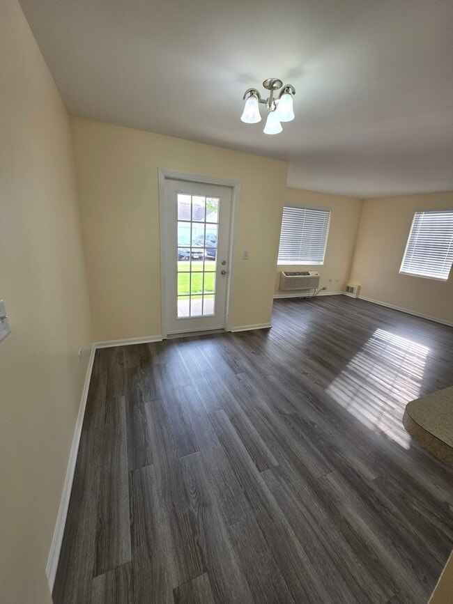 Photo - 101 Silverstone Dr