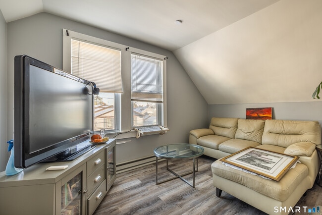 Building Photo - 795 Brewster St Unit 3rd floor