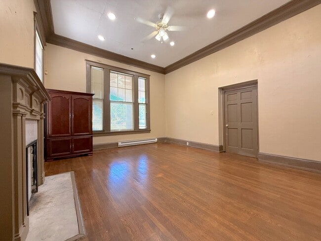 Building Photo - 420 College St Unit B