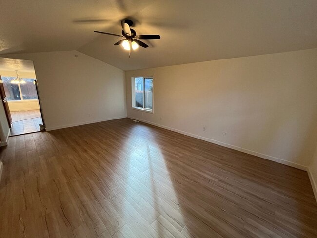 Photo - 3 Bed/2 Bath Single Level Home in NE Bend - Near St. Charles