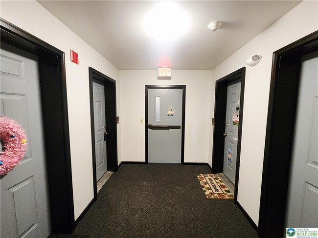 Photo - 4501 N Hedgerow Dr Unit 4