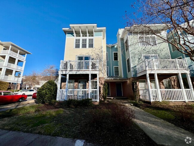 Building Photo - Beautiful end-unit townhome in the coastal...