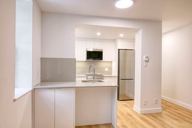 Building Photo - 3421 Rue Durocher Unit 103