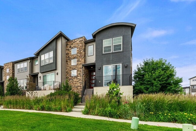 Photo - Modern End Unit in the Meadows!