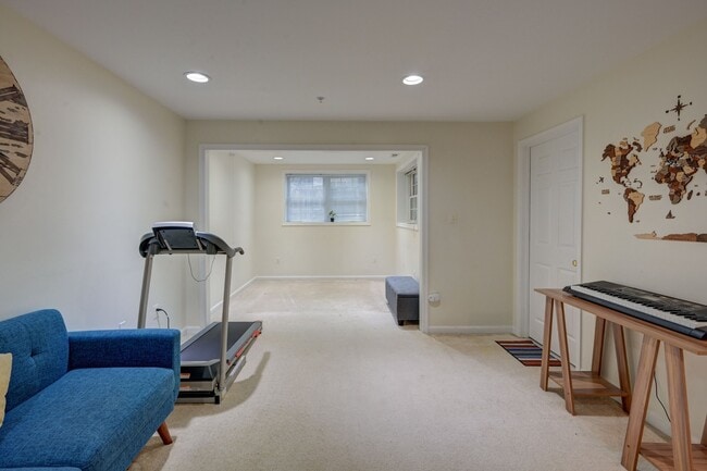 8827 Montjoy Pl