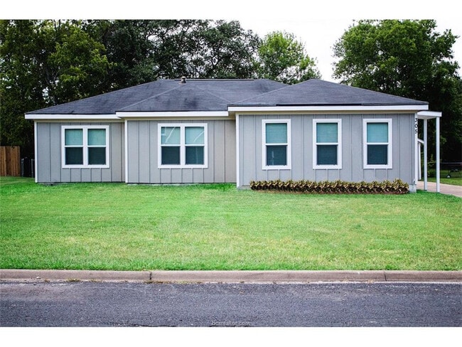 Photo - 305 Gilchrist Ave