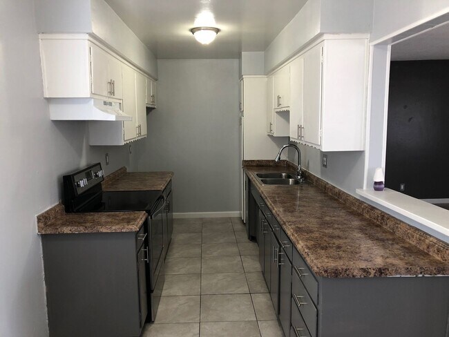 Photo - $2,095 - Spacious 2 Bedroom and 1 Bath in ... Unit 06