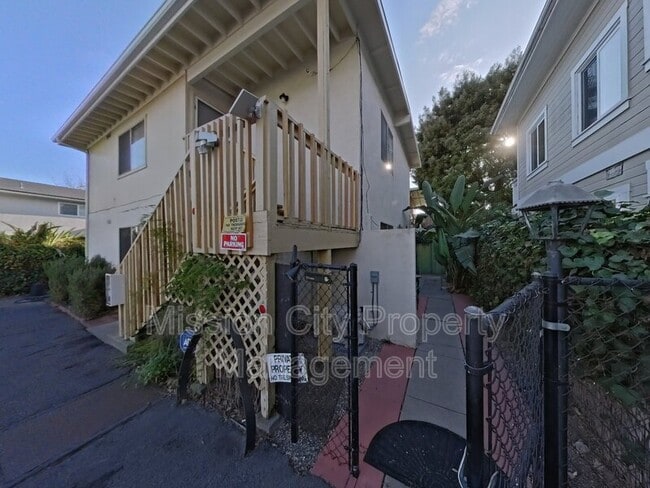 Building Photo - 1421 Bath St Unit D Rental