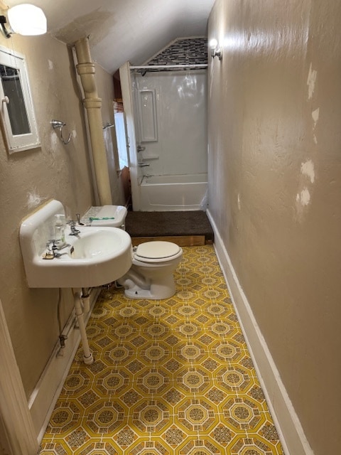Bathroom (to be painted) - 901 New York Ave Apartments Unit 2