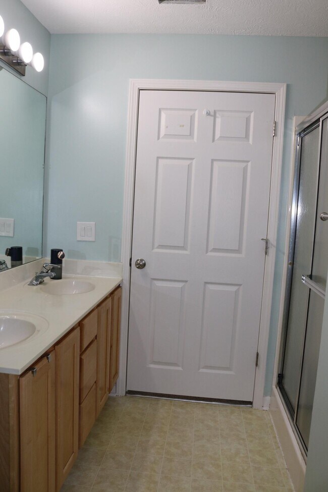 Photo - 28340 Center Ridge Rd Unidad 125