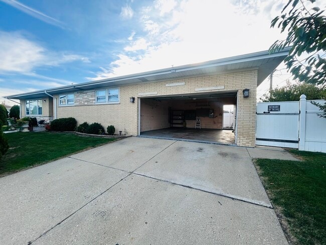 Photo - 8500 W Winona St