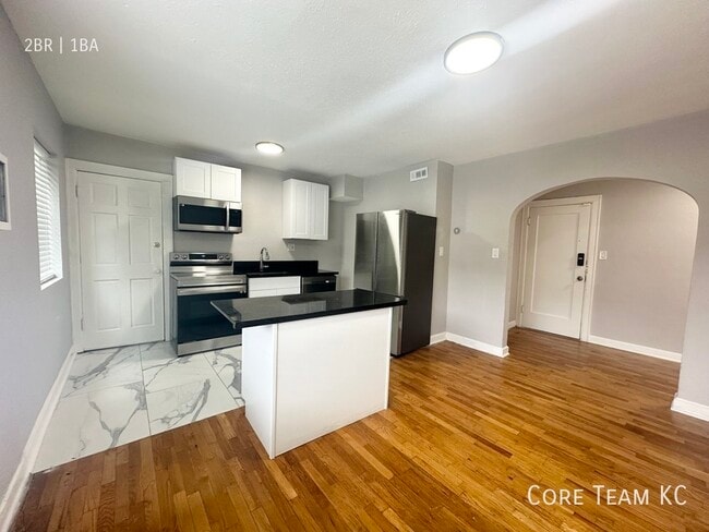 Building Photo - 1114 W 45th St Unit 1112-4 Rental