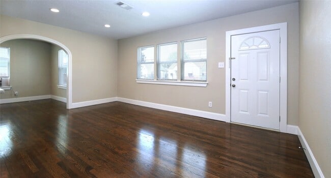 Photo - 5520 Lawson St