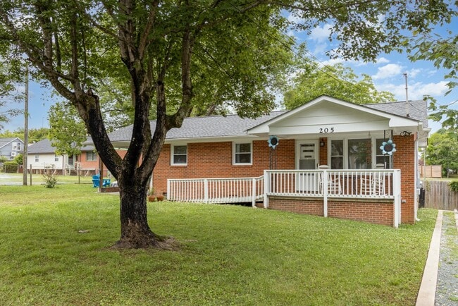 Building Photo - 205 Sunset Dr Rental