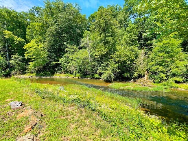 Photo - 305 Stevens Ln