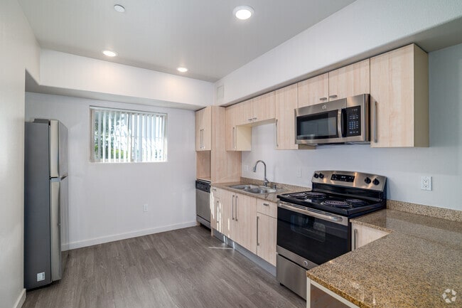 2BR, 2BA - 926 SF - Kitchen