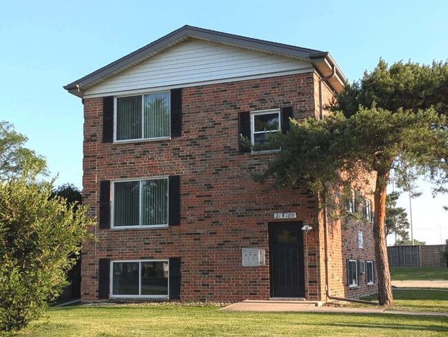 Building Photo - 21W185 Tee Ln Unit B